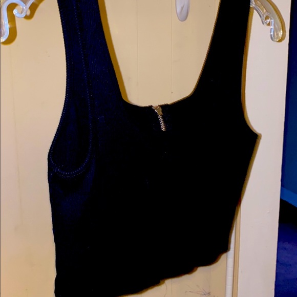 Simple black crop top tank top - Picture 2 of 2